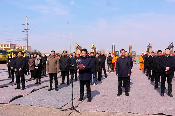В городе на месте строительства крупного проекта высококачественного развития состоялось совещание по продвижению строительства нового района Луси
